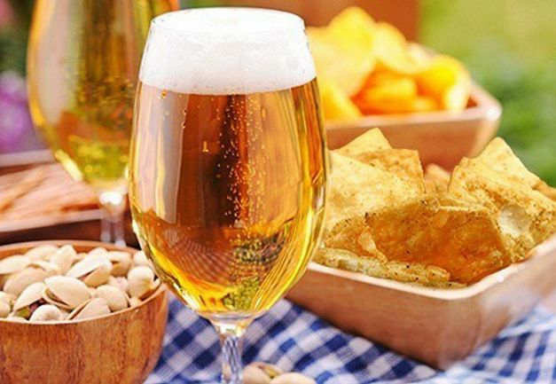 ‘Cervejinha’ na Copa está liberada: nutricionista ensina combinação saudável entre bebida e petiscos para assistir aos jogos