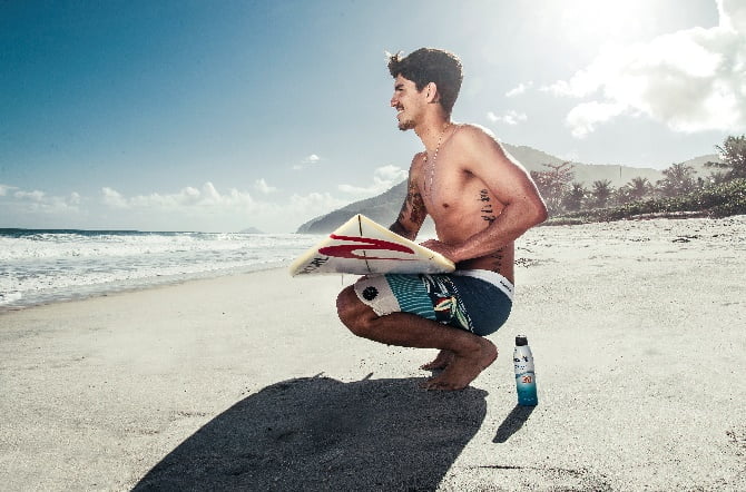 Surfista Gabriel Medina conta o que não pode faltar em sua mochila