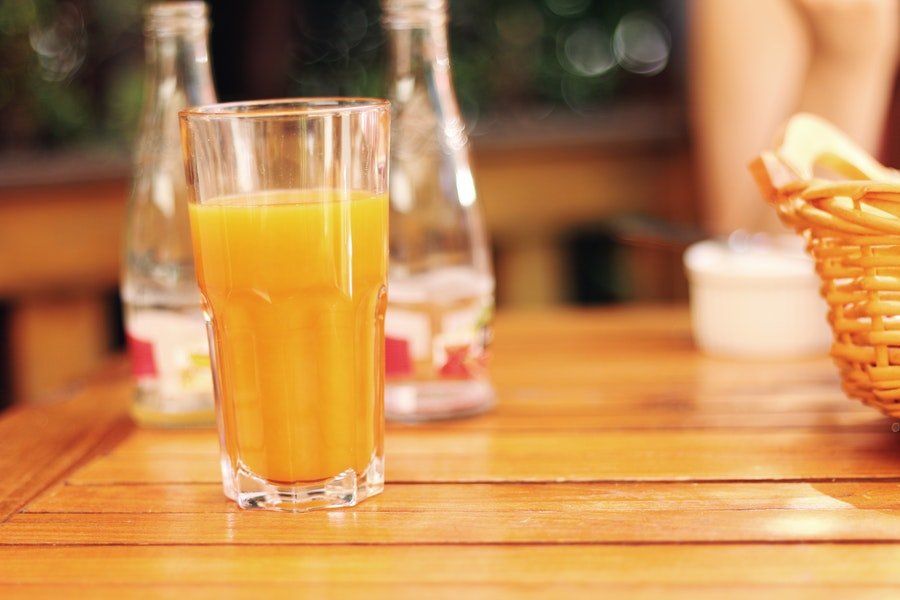 Pesquisas apontam que consumo diário de suco de laranja ajuda a fortalecer organismo das crianças