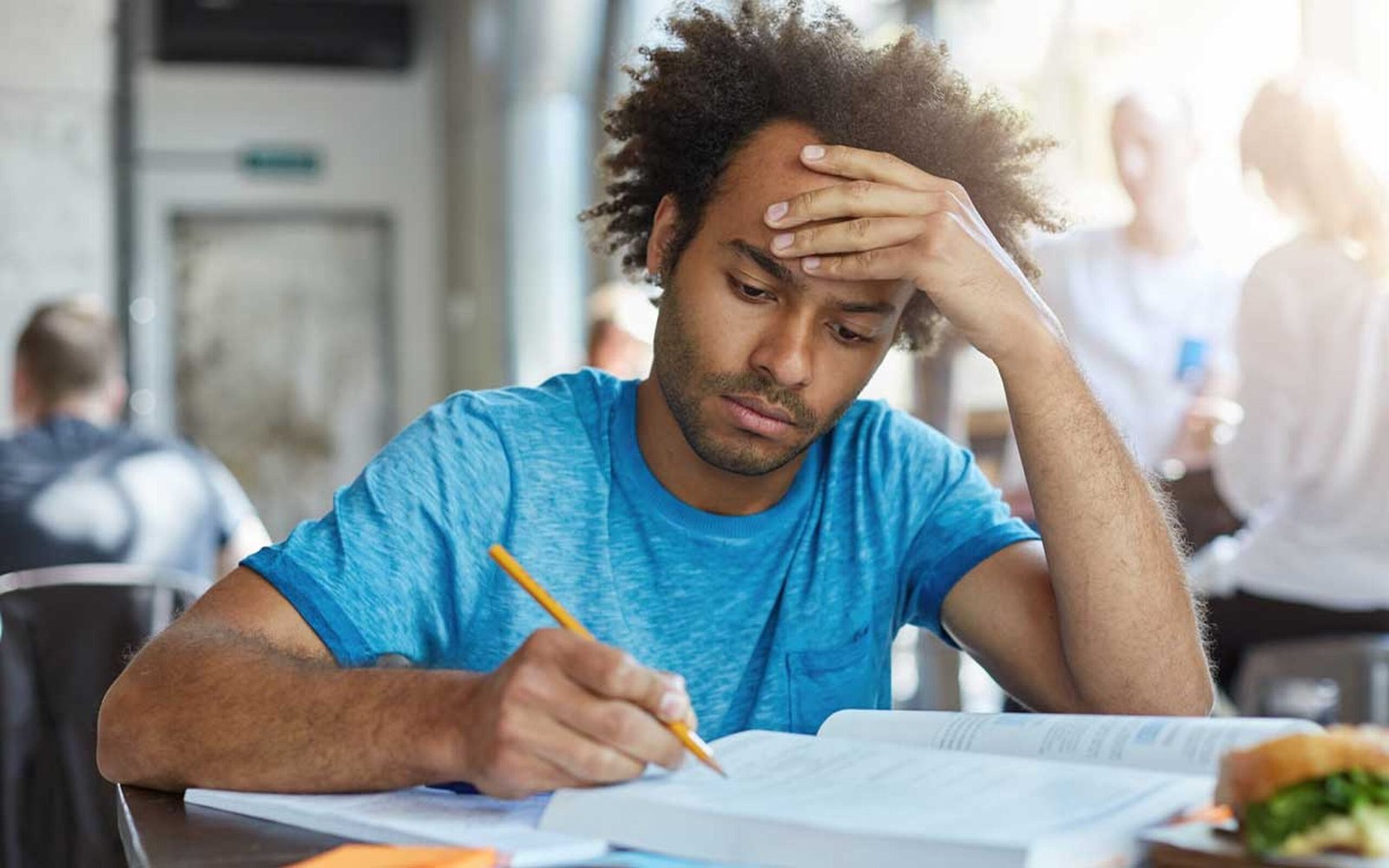 estudante universitário cansado